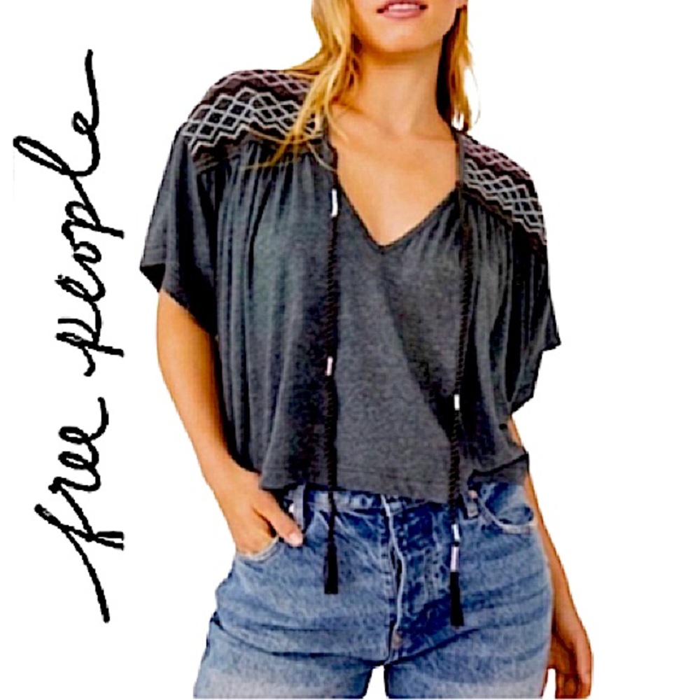 Free People. NWT. Beautiful Boho cropped tunic top.Blue-grey/Ivory/Pink. Size M.